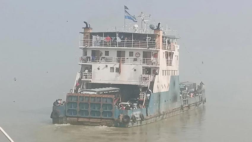 ৭ ঘণ্টা বন্ধ থাকার পর দৌলতদিয়া নৌরুটে ফেরি চলাচল শুরু