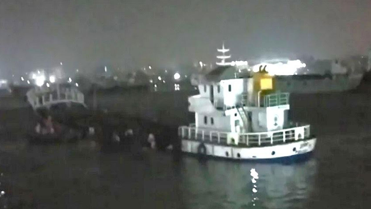 কর্ণফুলীতে ডুবে গেছে স্ক্র্যাপ লোহাভর্তি একটি লাইটারেজ জাহাজ