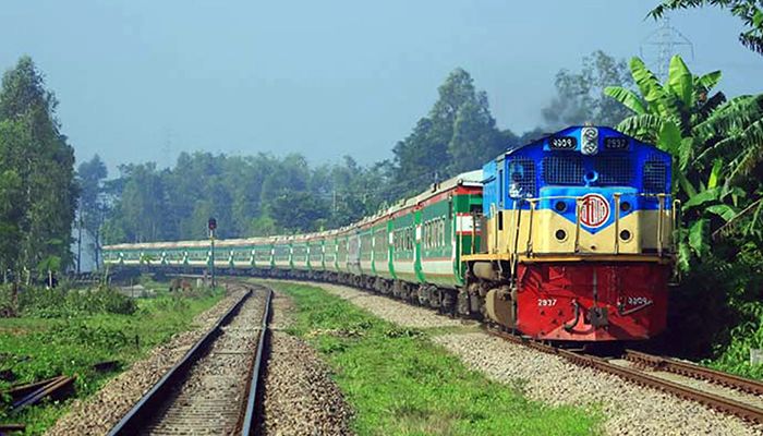 ট্রেনে টিকিটবিহীন যাত্রীদের থেকে আদায় প্রায় ৫ লাখ টাকা