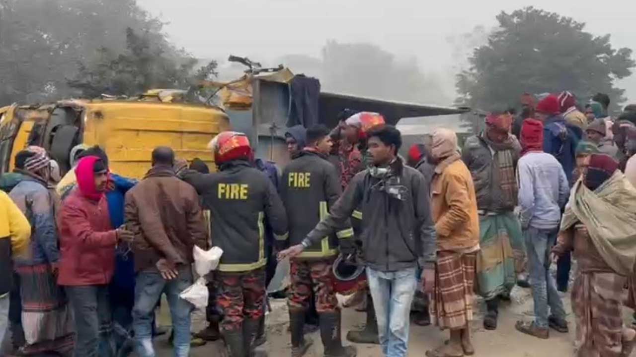রাজশাহীতে ট্রাক উল্টে ৪ জনের মর্মান্তিক মৃত্যু