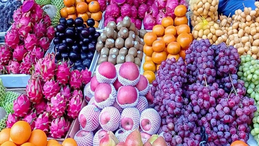 রমজানে বেড়েছে সব ফলের দাম, চাপে ক্রেতারা