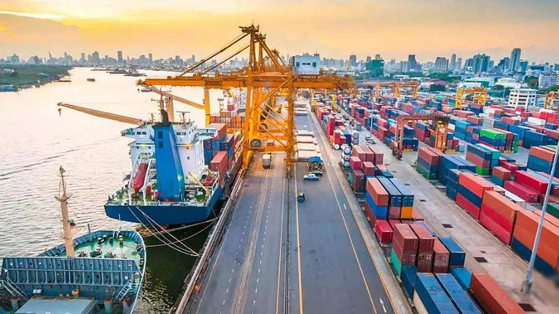 পুরোপুরি বন্ধ চট্টগ্রাম বন্দরের কার্যক্রম