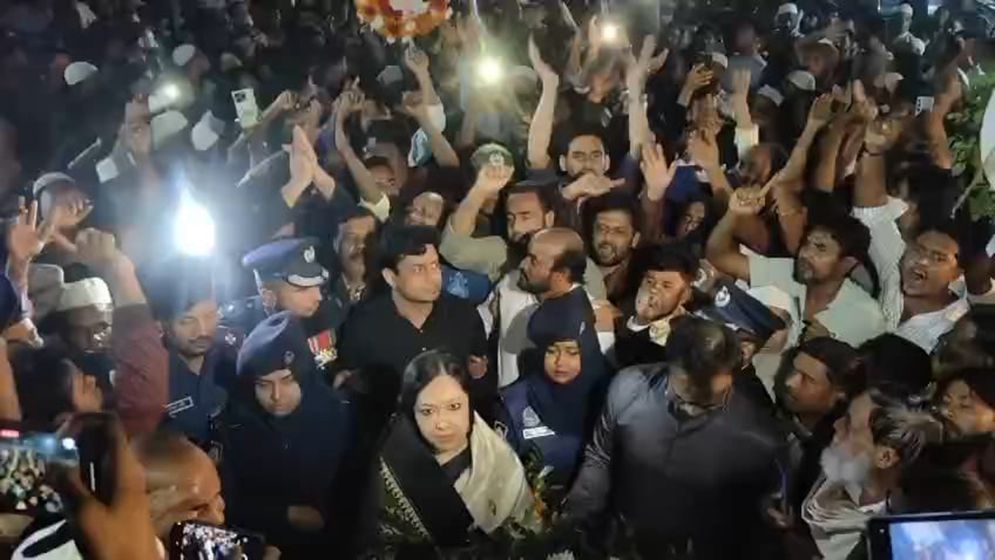 শহীদ মিনারে ফুল দিতে গিয়ে বিএনপি নেতাকর্মীদের বাধার মুখে রুমিন ফারহানা