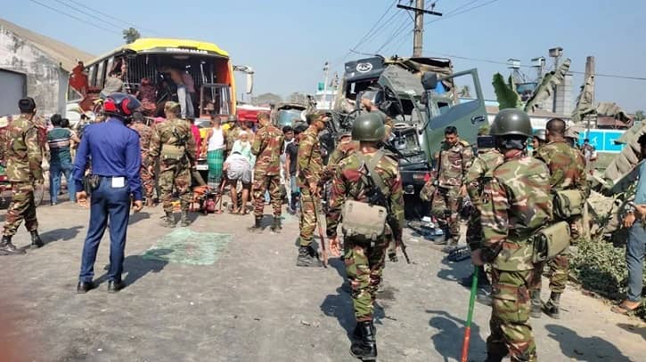 বাসের সঙ্গে সংঘর্ষে দুমড়েমুচড়ে গেছে সেনাবাহিনীর গাড়ি,নিহত ৩