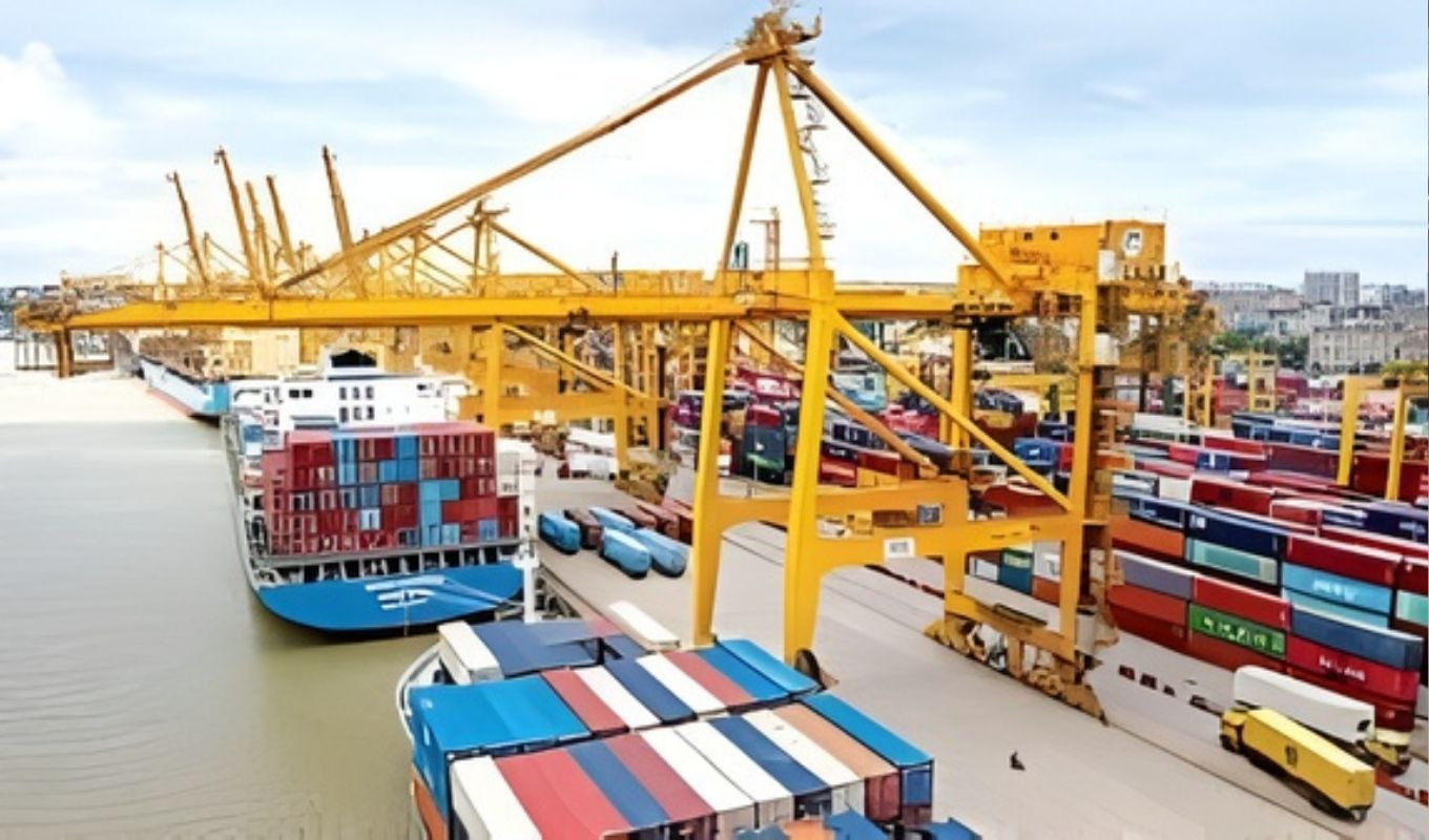 চট্টগ্রাম বন্দর নিয়ে কঠেরে সরকার,শ্রমিক-কর্মচারীরা ক্ষুব্ধ,ব্যবসায়ীরা ক্ষতিগ্রস্ত