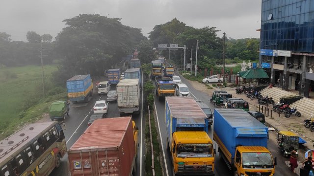 ঢাকা-চট্টগ্রাম মহাসড়কে দীর্ঘ যানজট