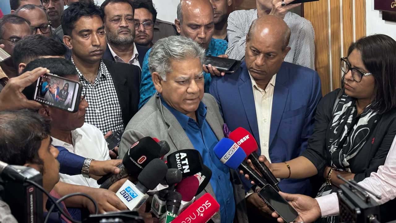 বন্দরে ধর্মঘট: সরকার হার্ডলাইনে যাওয়ার সিদ্ধান্ত নিয়েছে