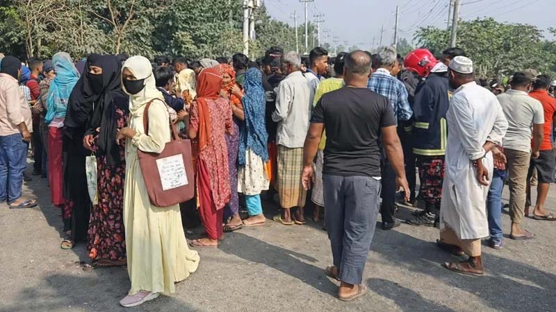 সিরাজগঞ্জে বাসচাপায় নারী নিহত, প্রতিবাদে সড়ক অবরোধ