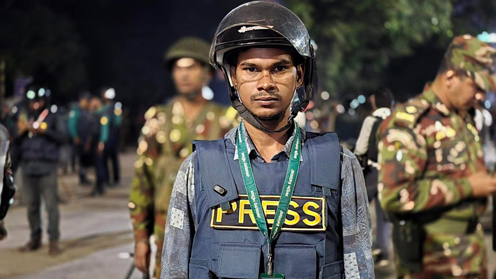 পুলিশের লাঠিপেটায় সাংবাদিকসহ আহত ৩