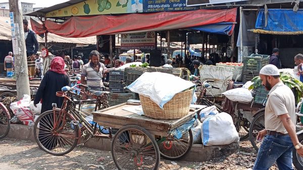 চাঁদাবাজিতে জর্জরিত কেসিসির পাইকারি কাঁচাবাজার