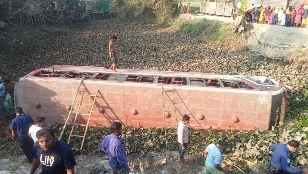 শরীয়তপুরে যাত্রীবাহী বাস খাদে পড়ে আহত ২০