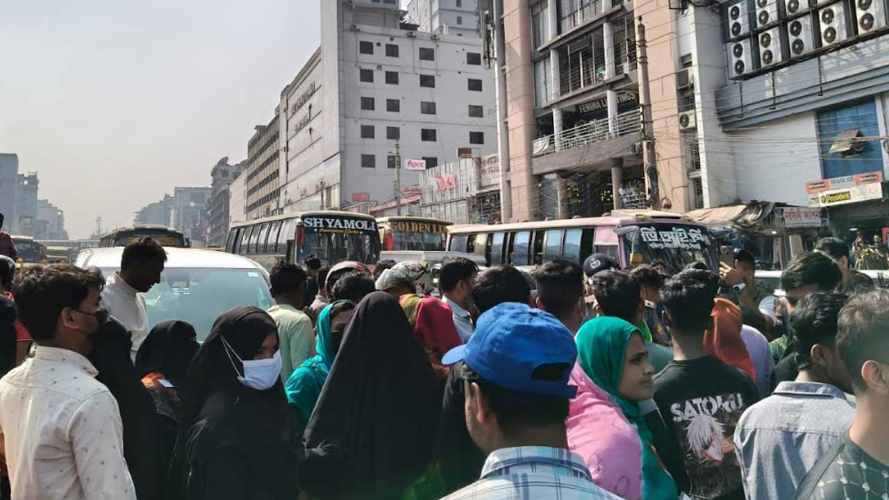 বকেয়া দাবিতে অবরোধ : উত্তরায় সড়ক ছেড়েছেন গার্মেন্টস কর্মীরা
