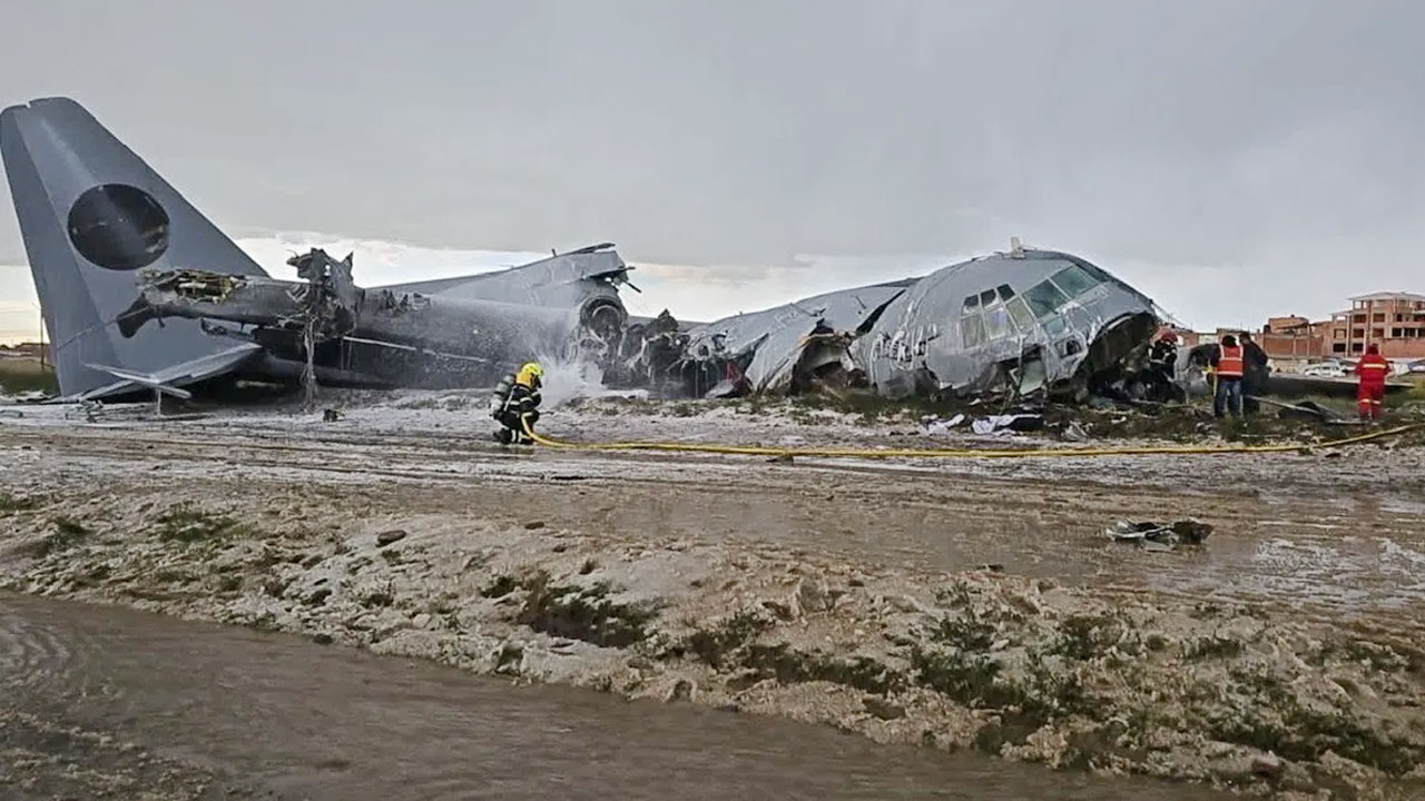 বলিভিয়ায় ব্যাংক নোট বহন করা সামরিক বিমান বিধ্বস্ত, নিহত ১৫