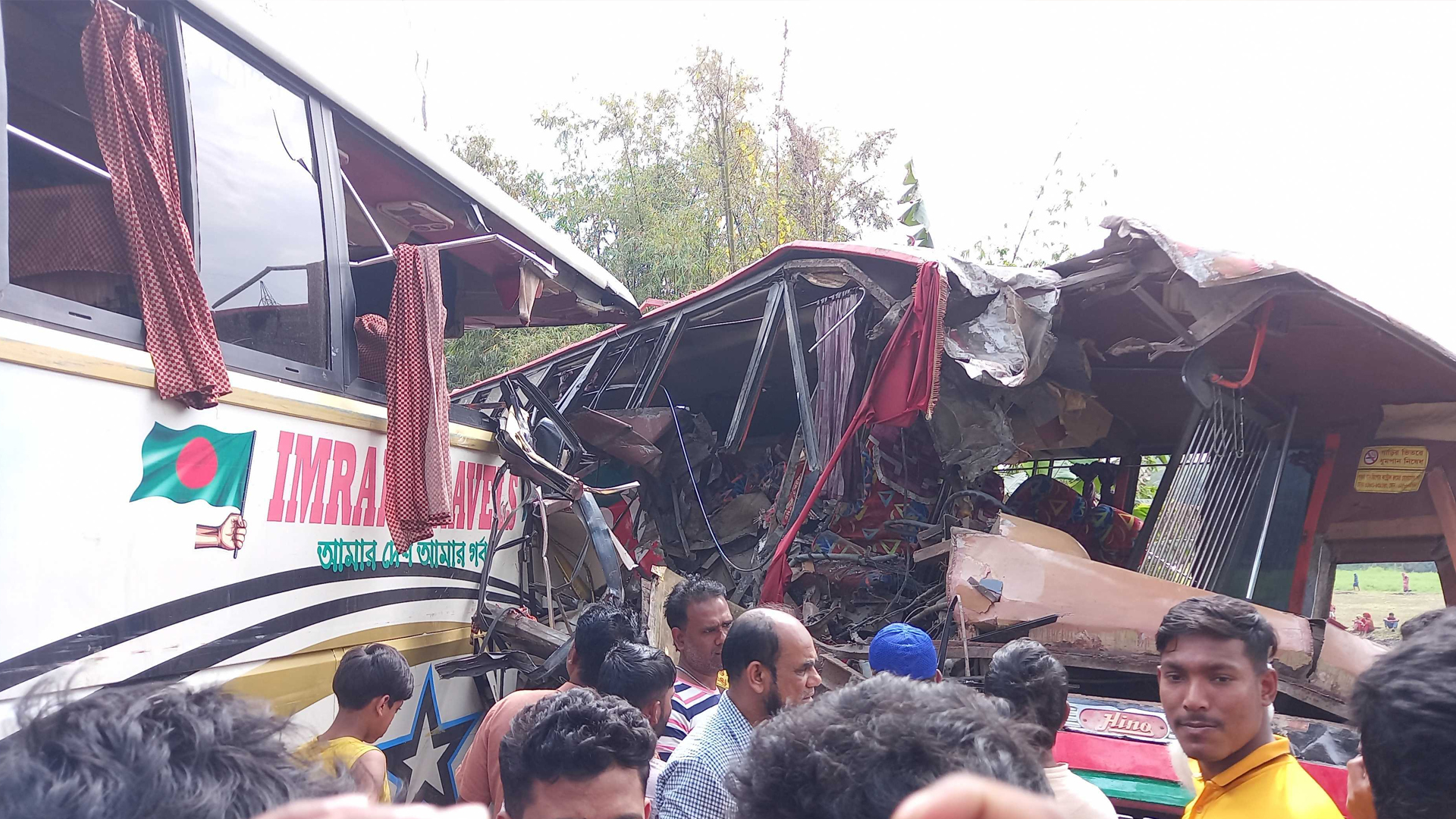 মাদারীপুরে যাত্রীবাহী বাসের মুখোমুখি সংঘর্ষে নিহত ২