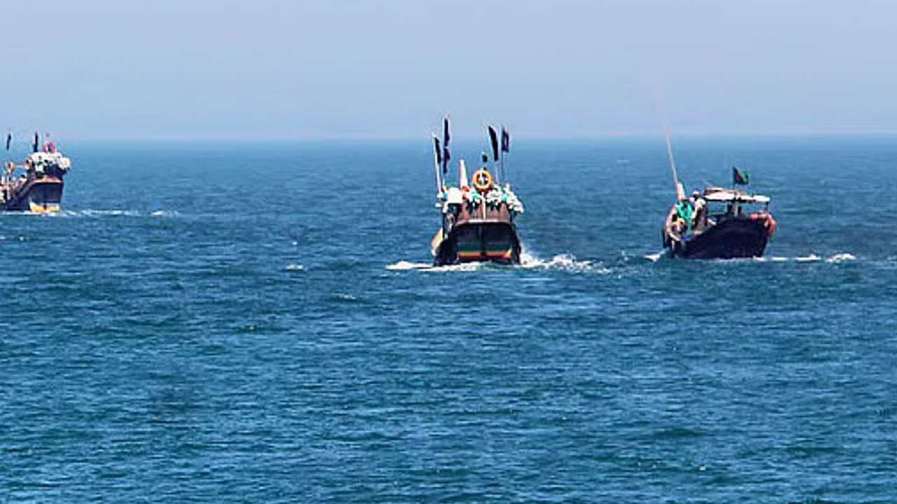 টেকনাফে ট্রলারসহ ৫ জেলে ধরে নিয়ে গেল আরাকান আর্মি