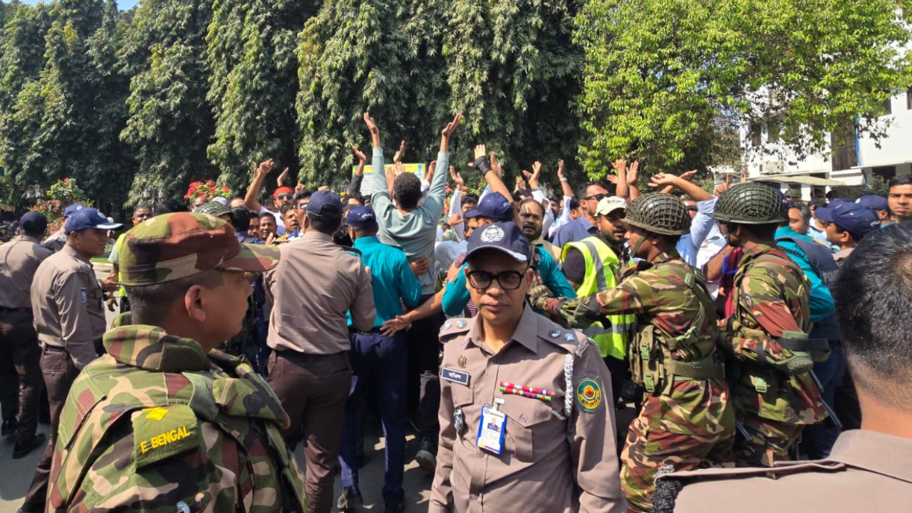 চট্টগ্রাম বন্দরে কর্মবিরতি, উপদেষ্টার সঙ্গে বৈঠকে বসলেন শ্রমিকরা