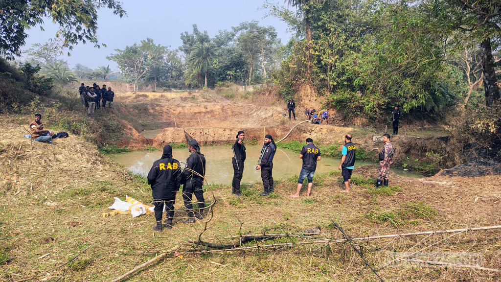 কুমিল্লার সীমান্তে পুকুর সেঁচে অস্ত্র উদ্ধার,অভিযানে র‌্যাব