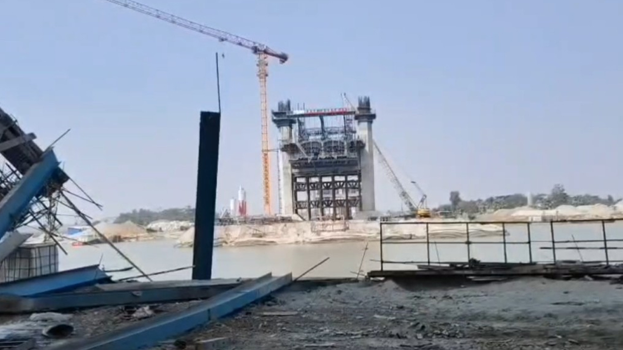 কলাপাড়ায় সেতুর সাটার ভেঙে নদীতে পড়ে নিহত ১