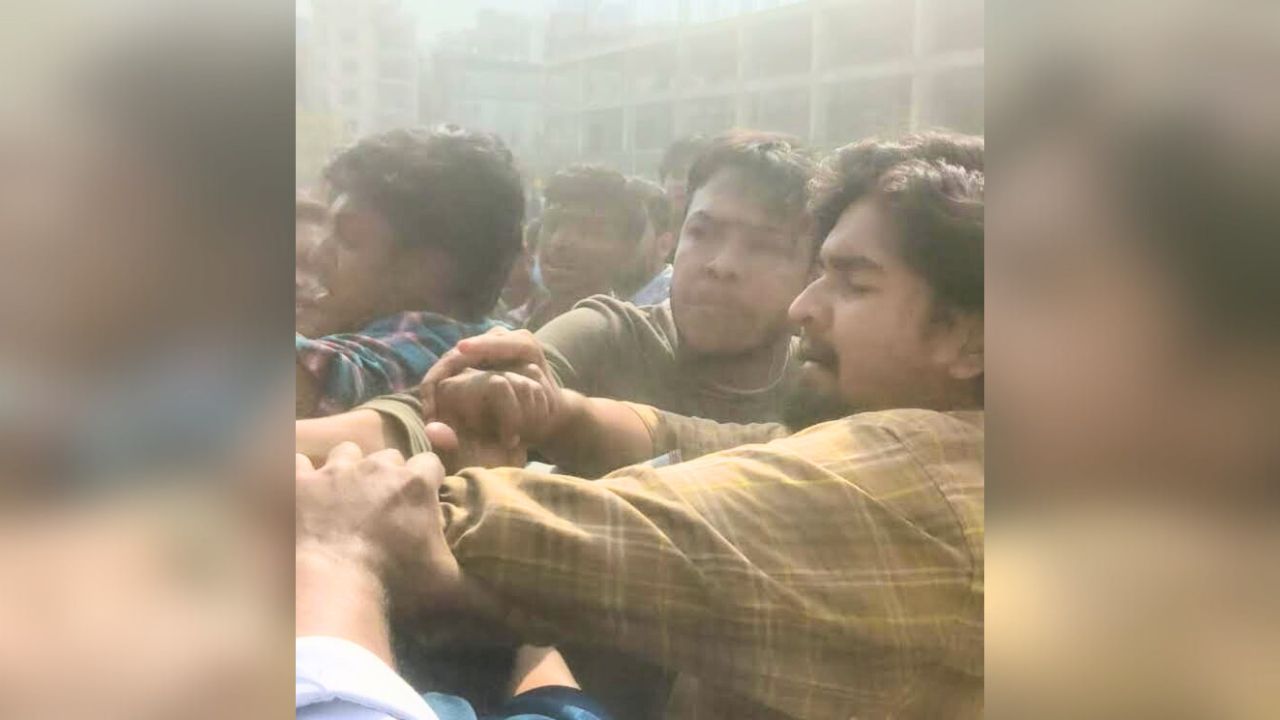 জবিতে ফুটবল খেলাকে কেন্দ্র করে সংঘর্ষ, শিক্ষক-সাংবাদিকসহ আহত ৩০