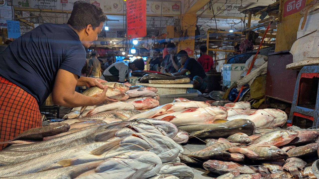 রোজার প্রথম শুক্রবারে চড়া মাছ-মাংসের বাজার