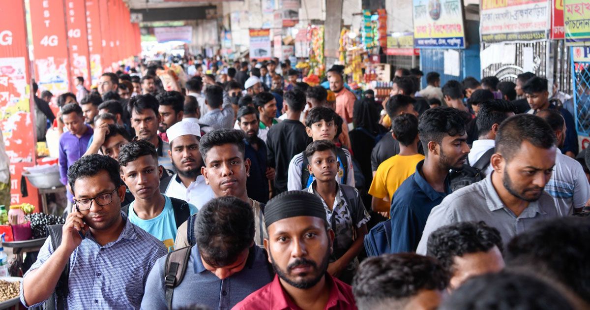 নির্বাচনের ছুটিতে গাজীপুরে কাউন্টার গুলোতে মানুষের ঢল