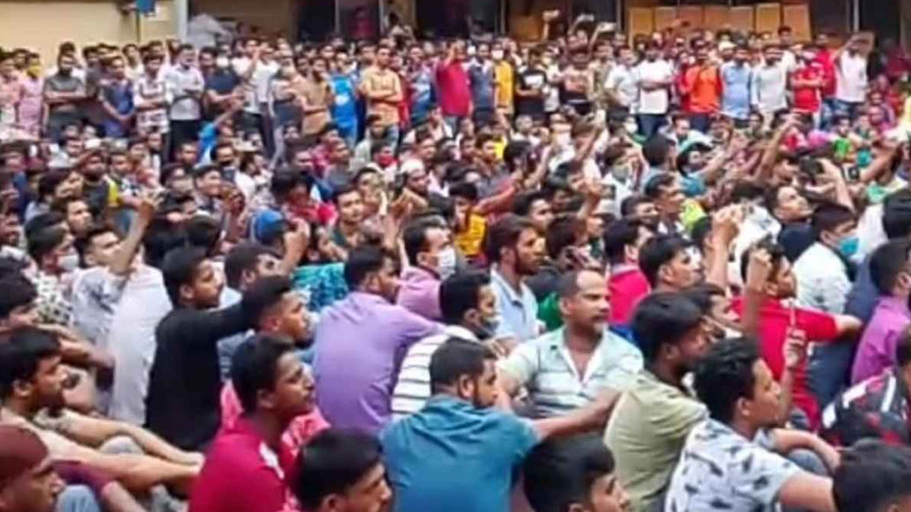 গাজীপুরে বাৎসরিক ছুটির টাকার দাবিতে শ্রমিকদের বিক্ষোভ