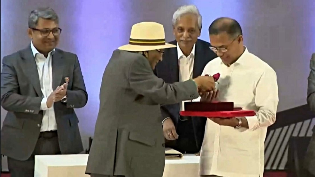 তারেক রহমানকে লাল গোলাপ উপহার দিলেন সাংবাদিক শফিক রেহমান