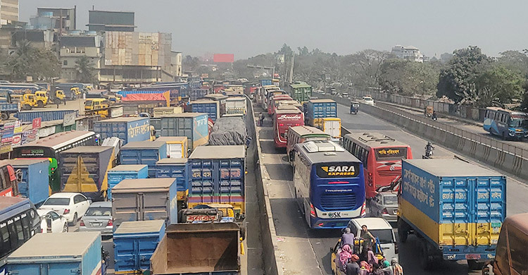 ছয় ঘণ্টায়ও কমেনি ঢাকা-চট্টগ্রাম মহাসড়কে যানজট