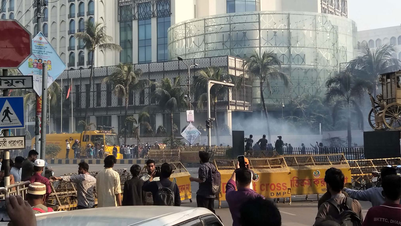 ইন্টারকন্টিনেন্টালের সামনে রণক্ষেত্র