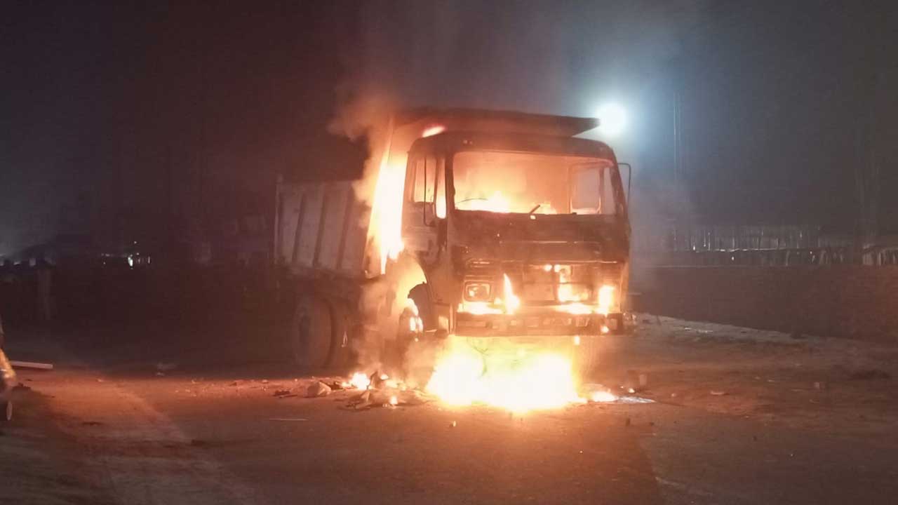 সড়কে নিহত দুই, ট্রাকে আগুন দিলো বিক্ষুব্ধ জনতা