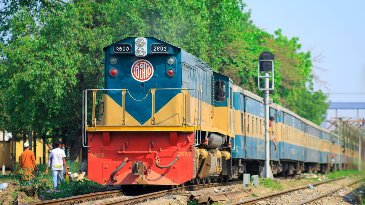 অবৈধ ট্রেন ভ্রমণে সুযোগ করে দেওয়ায় ৩ কর্মী বরখাস্ত