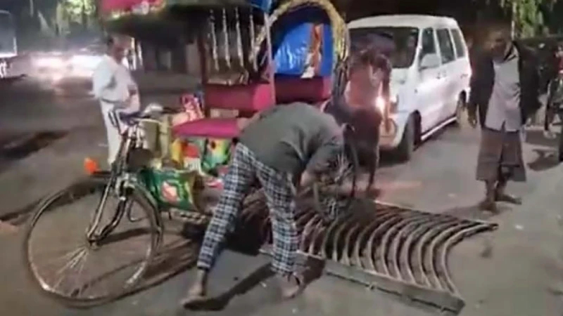 রিকশা আটকাতে গিয়ে উধাও হয়ে গেলো ডিএমপির‘ট্র্যাপার’