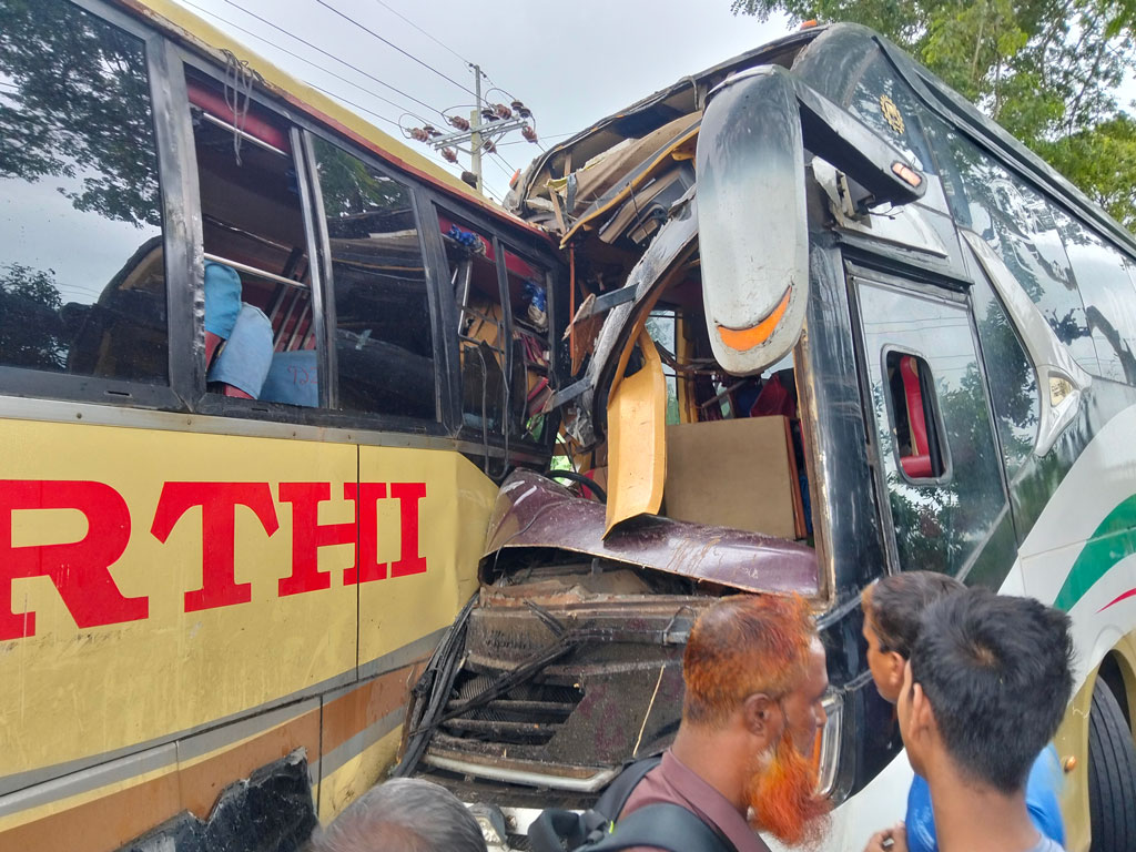 পাবনায় দুই বাসের মুখোমুখি সংঘর্ষে চালক-হেলপার নিহত