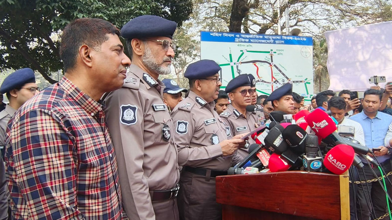 একুশে ফেব্রুয়ারি ঘিরে কোনো নিরাপত্তা শঙ্কা নেই : ডিএমপি কমিশনার