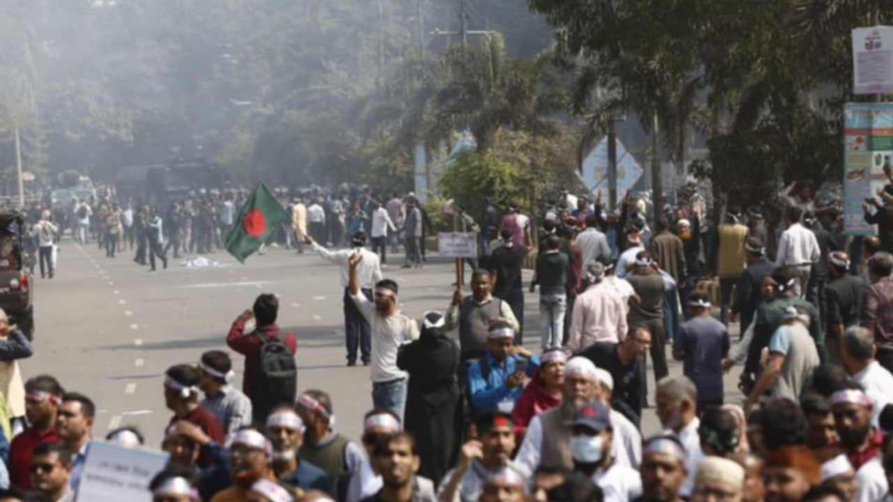 নবম পে-স্কেলের দাবিতে যমুনা অভিমুখী মিছিলে লাঠিচার্জ, আহত হয়ে ঢামেকে ৬