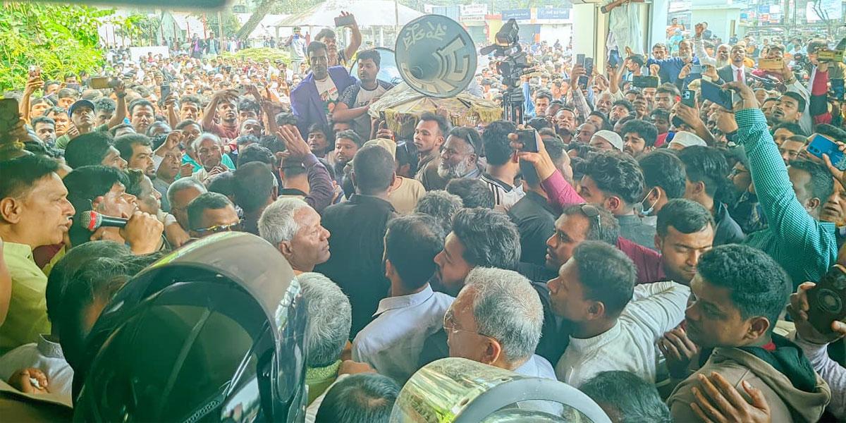 ভোট পুনর্গণনার দাবিতে উত্তাল রংপুর, ডিসি অফিস ঘেরাও