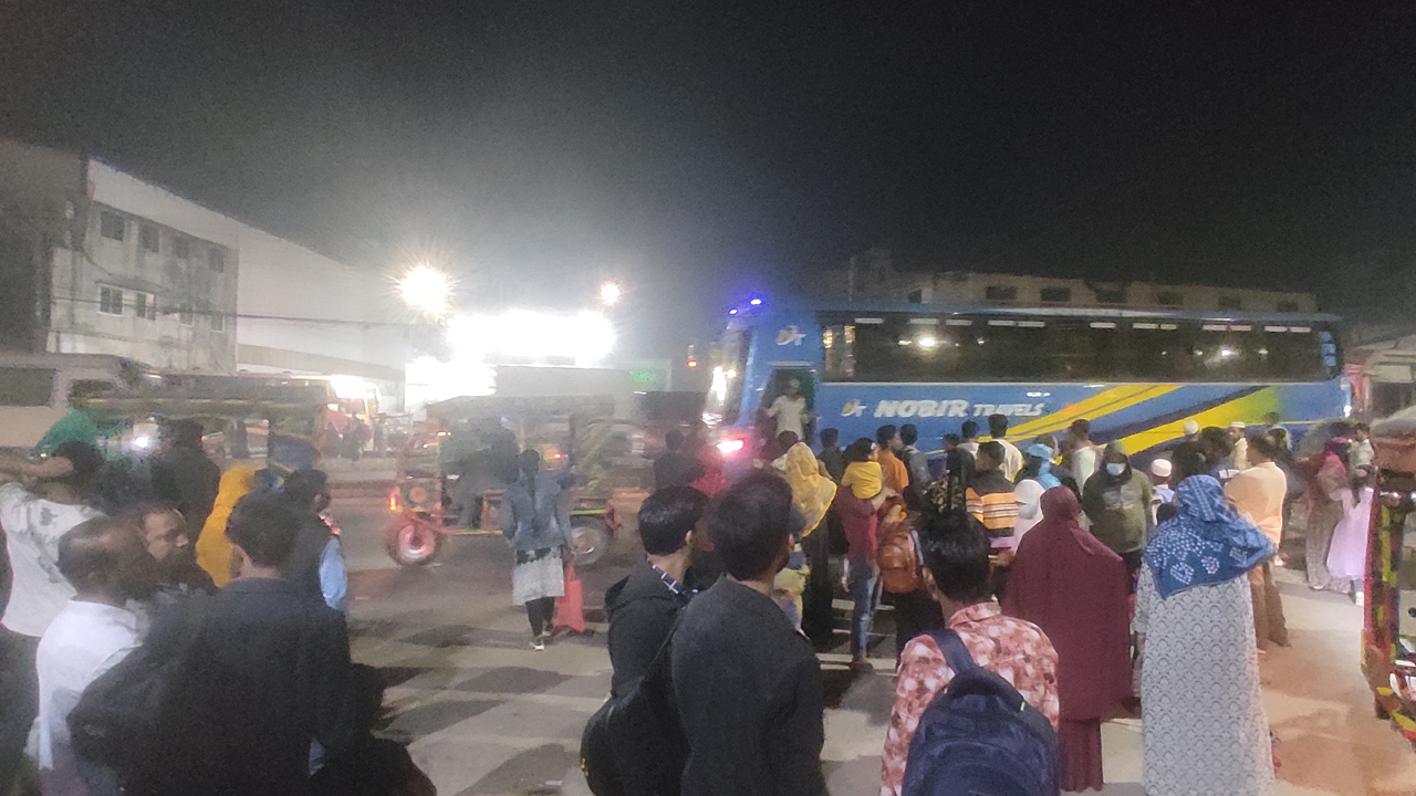 বাস সংকট,বাড়তি ভাড়া আর যানজটে নাকাল ঘরমুখো মানুষ