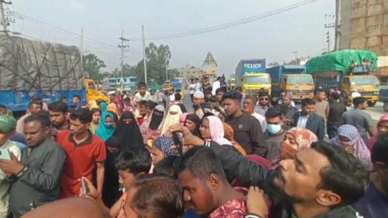 বাসের ধাক্কায় নিহত গৃহবধূর লাশ নিয়ে মহাসড়ক অবরোধ
