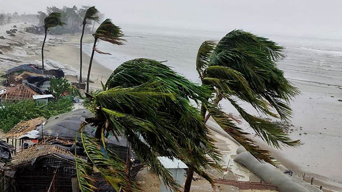 দুপুরের মধ্যে ৪৫-৬০ কিমি বেগে ঝড়ের আভাস,৭ অঞ্চলের নদীবন্দরে সতর্কতা
