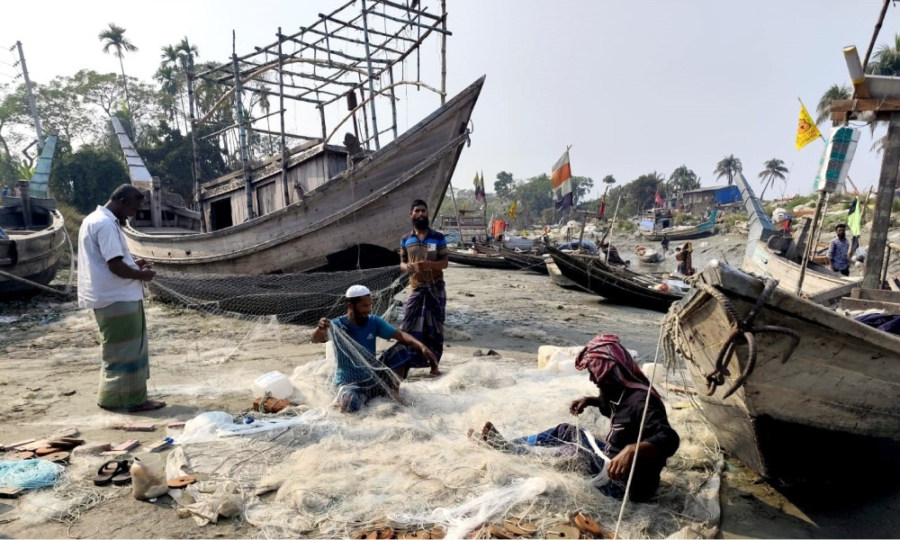 মাছ শিকারে নিষেধাজ্ঞার সময় কিস্তি বন্ধের দাবি ৩ লাখ জেলের