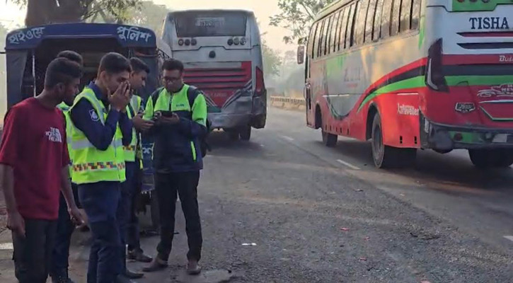 ফেনীতে বাস-অ্যাম্বুলেন্স-মোটরসাইকেল সংঘর্ষে নিহত ৩