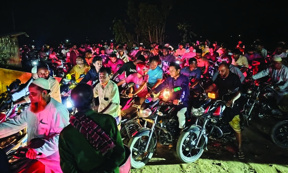 ফিলিং স্টেশনে মারমুখী গ্রাহকরা,অসহায় কর্মীরা