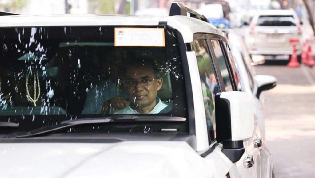 প্রধানমন্ত্রী সাধারণ নিয়মে ট্রাফিক সিগন্যাল মেনে চলাচল করছেন