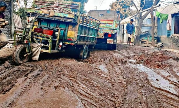 সিরাজগঞ্জে সড়কের নাজুক অবস্থা: ক্ষুব্ধ এলাকাবাসী