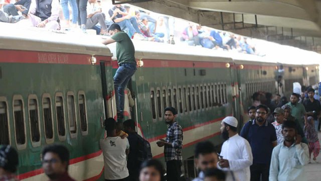 কমলাপুরে ঢাকামুখী যাত্রীদের উপচে পড়া ভিড়