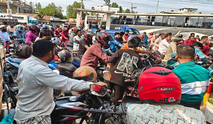 গাইবান্ধায় তেল না পেয়ে বাইকারদের সড়ক অবরোধ