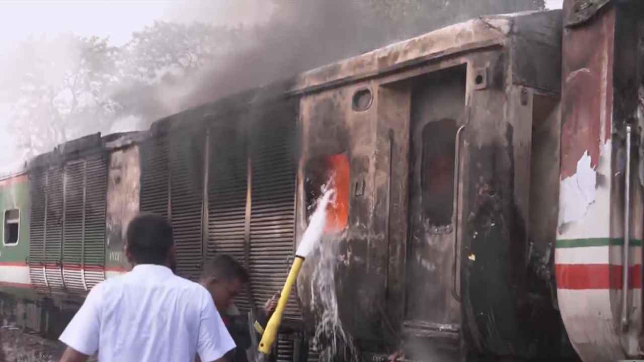 চট্টলা এক্সপ্রেসের বগির আগুন নিয়ন্ত্রণে