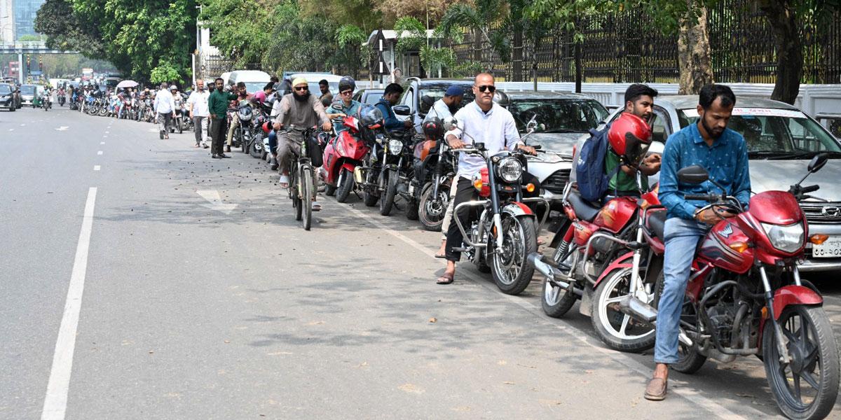 ছোট হচ্ছে না লাইন, কমছে না ভোগান্তি