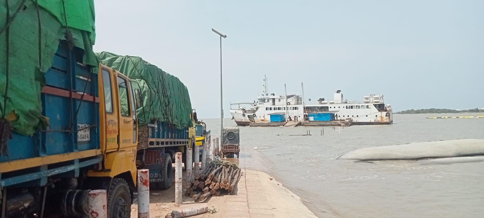 বাঁশবাড়িয়া ফেরীঘাটে যাত্রীদের স্বস্তিদায়ক ঈদযাত্রা