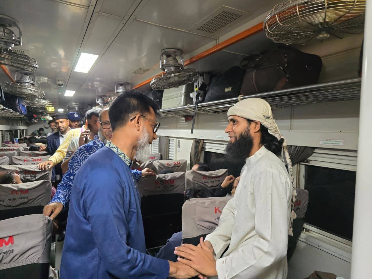 কক্সবাজার এক্সপ্রেসে প্রতিমন্ত্রীর আকস্মিক পরিদর্শন